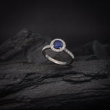 Anillo de compromiso con zafiro natural de .50ct corte brillante y 33 diamantes naturales laterales elaborado en oro blanco de 14k