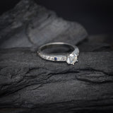 Anillo de compromiso con diamante natural central de .50ct corte brillante con certificación GIA, 2 zafiros naturales y 18 diamantes naturales laterales en oro blanco de 14k
