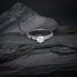 Anillo de compromiso con diamante natural central de .50ct corte brillante con certificación GIA, 2 zafiros naturales y 18 diamantes naturales laterales en oro blanco de 14k