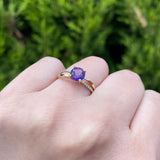 Anillo de compromiso con amatista natural de 1.0ct corte brillante y 20 diamantes naturales laterales elaborado en oro amarillo de 14k