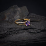 Anillo de compromiso con amatista natural de 1.0ct corte brillante y 20 diamantes naturales laterales elaborado en oro amarillo de 14k