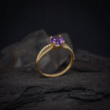 Anillo de compromiso con amatista natural de 1.0ct corte brillante y 20 diamantes naturales laterales elaborado en oro amarillo de 14k