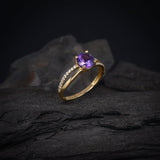 Anillo de compromiso con amatista natural de 1.0ct corte brillante y 20 diamantes naturales laterales elaborado en oro amarillo de 14k