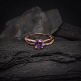 Anillo de compromiso con amatista natural de 1.0ct corte brillante y 20 diamantes naturales laterales elaborado en oro rosa de 14k