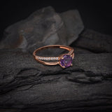 Anillo de compromiso con amatista natural de 1.0ct corte brillante y 20 diamantes naturales laterales elaborado en oro rosa de 14k