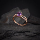 Anillo de compromiso con amatista natural de 1.0ct corte brillante y 20 diamantes naturales laterales elaborado en oro rosa de 14k