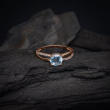 Anillo de compromiso con topacio natural de 1.0ct corte brillante y 20 diamantes naturales laterales elaborado en oro rosa de 14k