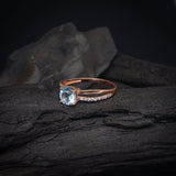 Anillo de compromiso con topacio natural de 1.0ct corte brillante y 20 diamantes naturales laterales elaborado en oro rosa de 14k