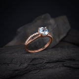 Anillo de compromiso con topacio natural de 1.0ct corte brillante y 20 diamantes naturales laterales elaborado en oro rosa de 14k