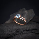 Anillo de compromiso con topacio natural de 1.0ct corte brillante y 20 diamantes naturales laterales elaborado en oro rosa de 14k