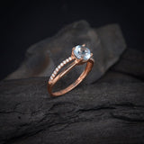 Anillo de compromiso con topacio natural de 1.0ct corte brillante y 20 diamantes naturales laterales elaborado en oro rosa de 14k