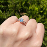 Anillo de compromiso con topacio natural de 1.0ct corte brillante y 20 diamantes naturales laterales elaborado en oro rosa de 14k