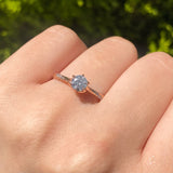 Anillo de compromiso con diamante de laboratorio central de .50ct corte brillante con certificado IGI y 12 cristales laterales elaborado en oro rosa de 14k