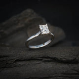 Anillo de compromiso con diamante de laboratorio de 1.0ct corte radiante con certificado IGI elaborado en oro blanco de 14k