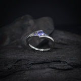 Anillo de compromiso con tanzanita central .20ct corte brillante y 2 tanzanitas laterales elaborado en oro blanco de 10k