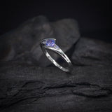 Anillo de compromiso con tanzanita central .20ct corte brillante y 2 tanzanitas laterales elaborado en oro blanco de 10k