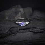 Anillo de compromiso con tanzanita central .20ct corte brillante y 2 tanzanitas laterales elaborado en oro blanco de 10k