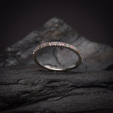 Media churumbela con topacios y zafiros naturales elaborada en oro blanco de 18k