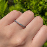 Media churumbela con topacios y zafiros naturales elaborada en oro blanco de 18k