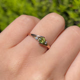 Anillo de compromiso con peridoto natural de .20ct corte brillante y 2 cristales elaborado en oro rosa de 10k