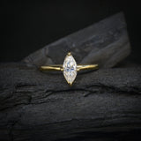 Anillo de compromiso con moissanita de 1.5ct corte marquise con certificado GRA elaborado en oro amarillo de 14k