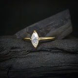 Anillo de compromiso con moissanita de 1.5ct corte marquise con certificado GRA elaborado en oro amarillo de 14k