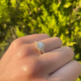 Anillo de compromiso con diamante natural central de .50ct corte brillante con certificado IGI y 33 diamantes naturales laterales elaborado en oro amarillo de 14k
