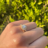 Anillo de compromiso con diamante de laboratorio central de 1.0ct corte brillante con certificado IGI y 27 cristales laterales elaborado en oro amarillo de 14k