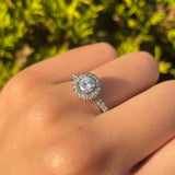 Anillo de compromiso con diamante natural central de .50ct corte brillante con certificación GIA y cristales laterales elaborado en oro blanco de 14k