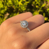 Anillo de compromiso con diamante natural central de .50ct corte brillante con certificación GIA y 33 diamantes naturales laterales elaborado en oro blanco de 14k