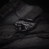 Anillo de compromiso con diamante negro natural central de .50ct corte brillante y 6 cristales negros laterales elaborado en oro de 14k