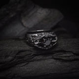 Anillo de compromiso con diamante negro natural central de .50ct corte brillante y 6 cristales negros laterales elaborado en oro de 14k