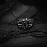 Anillo de compromiso con diamante negro natural central de .50ct corte brillante y 6 cristales negros laterales elaborado en oro de 14k