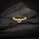 Anillo de compromiso con moissanita de .50ct corte brillante con certificado GRA y 48 diamantes naturales laterales elaborado en oro amarillo de 14k