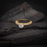 Anillo de compromiso con moissanita de .50ct corte brillante con certificado GRA y 48 diamantes naturales laterales elaborado en oro amarillo de 14k