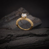 Anillo de compromiso con diamante de laboratorio central de .50ct corte brillante con certificado IGI y 48 diamantes naturales laterales elaborado en oro amarillo de 14k