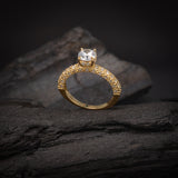 Anillo de compromiso con moissanita de .50ct corte brillante con certificado GRA y 48 diamantes naturales laterales elaborado en oro amarillo de 14k