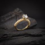 Anillo de compromiso con moissanita de .50ct corte brillante con certificado GRA y 48 diamantes naturales laterales elaborado en oro amarillo de 14k