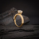 Anillo de compromiso con moissanita de .50ct corte brillante con certificado GRA y 48 diamantes naturales laterales elaborado en oro amarillo de 14k