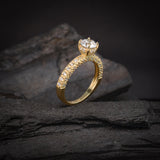 Anillo de compromiso con diamante de laboratorio central de .50ct corte brillante con certificado IGI y 48 diamantes naturales laterales elaborado en oro amarillo de 14k