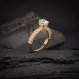 Anillo de compromiso con moissanita de .50ct corte brillante con certificado GRA y 48 diamantes naturales laterales elaborado en oro amarillo de 14k