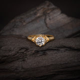 Anillo de compromiso con moissanita de 1.0ct corte brillante con certificado GRA y 18 cristales laterales realizado en oro amarillo de 14k