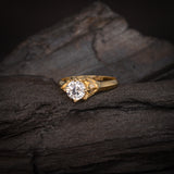 Anillo de compromiso con diamante natural central de .60ct corte brillante con certificación GIA y 18 diamantes naturales laterales elaborado en oro amarillo de 14k