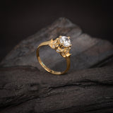 Anillo de compromiso con moissanita de 1.0ct corte brillante con certificado GRA y 18 cristales laterales realizado en oro amarillo de 14k