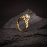 Anillo de compromiso con diamante natural central de .60ct corte brillante con certificación GIA y 18 diamantes naturales laterales elaborado en oro amarillo de 14k