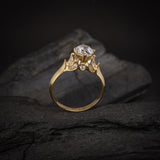 Anillo de compromiso con moissanita de 1.0ct corte brillante con certificado GRA y 18 cristales laterales realizado en oro amarillo de 14k