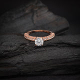 Anillo de compromiso con diamante natural central de .50ct corte brillante con certificación GIA y 48 diamantes naturales laterales elaborado en oro rosa de 14k