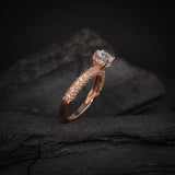 Anillo de compromiso con diamante natural central de .50ct corte brillante con certificación GIA y 48 diamantes naturales laterales elaborado en oro rosa de 14k