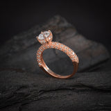 Anillo de compromiso con moissanita de .50ct corte brillante con certificado GRA y 48 diamantes naturales laterales elaborado en oro rosa de 14k