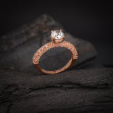 Anillo de compromiso con moissanita de .50ct corte brillante con certificado GRA y 48 diamantes naturales laterales elaborado en oro rosa de 14k